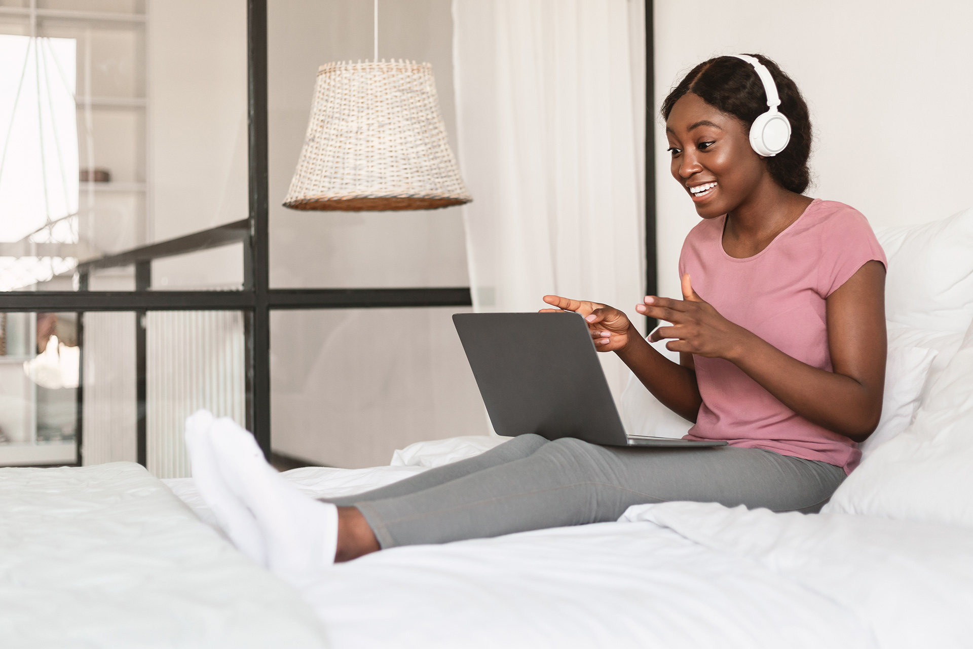 mulher feliz no laptop com a conexão funcionando