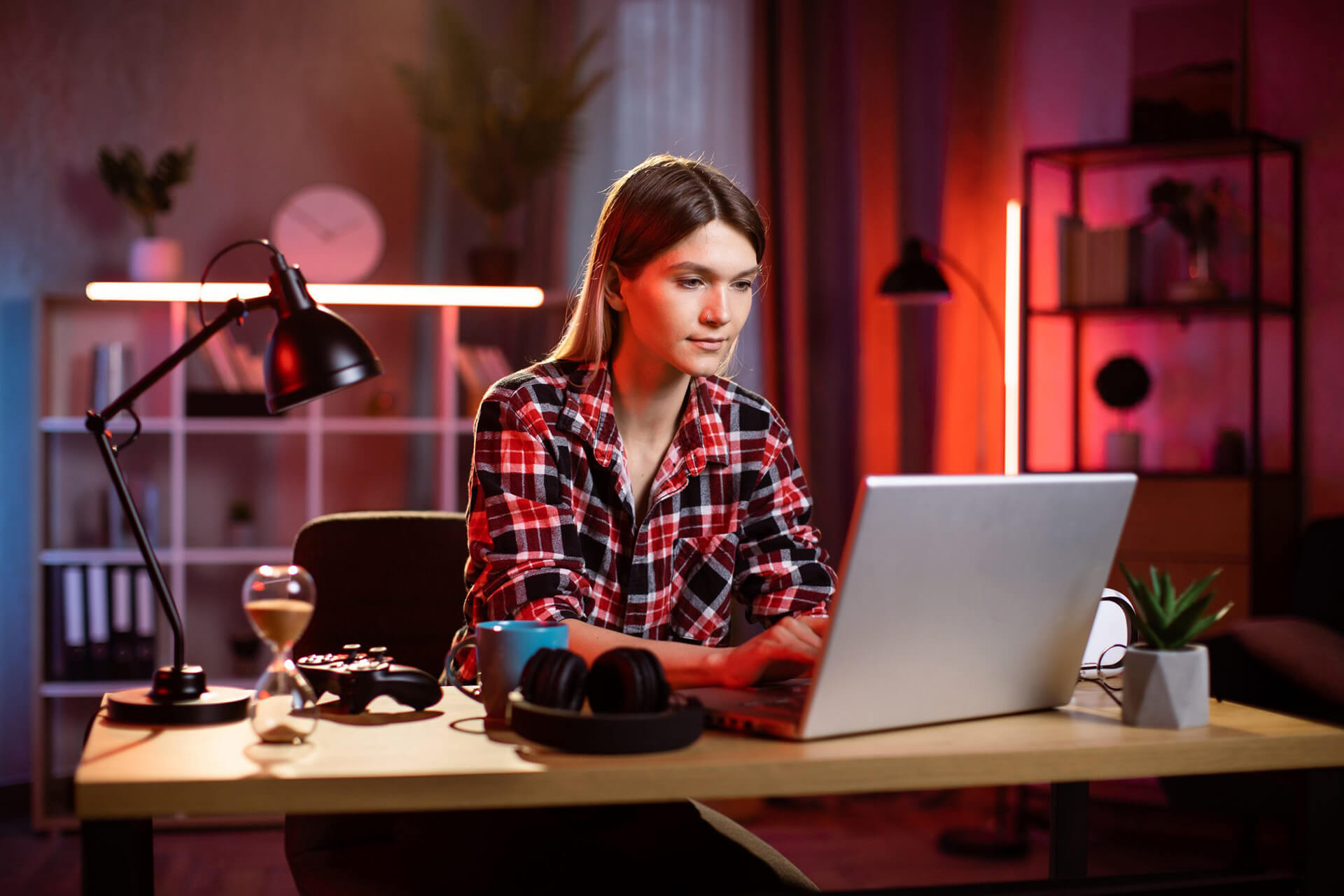 mulher trabalhando no notebook em escritório com a internet ultrarápida da fastnetwork