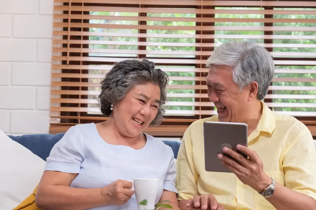 casal de idosos conectado na internet ultrarápida da fastnetwork