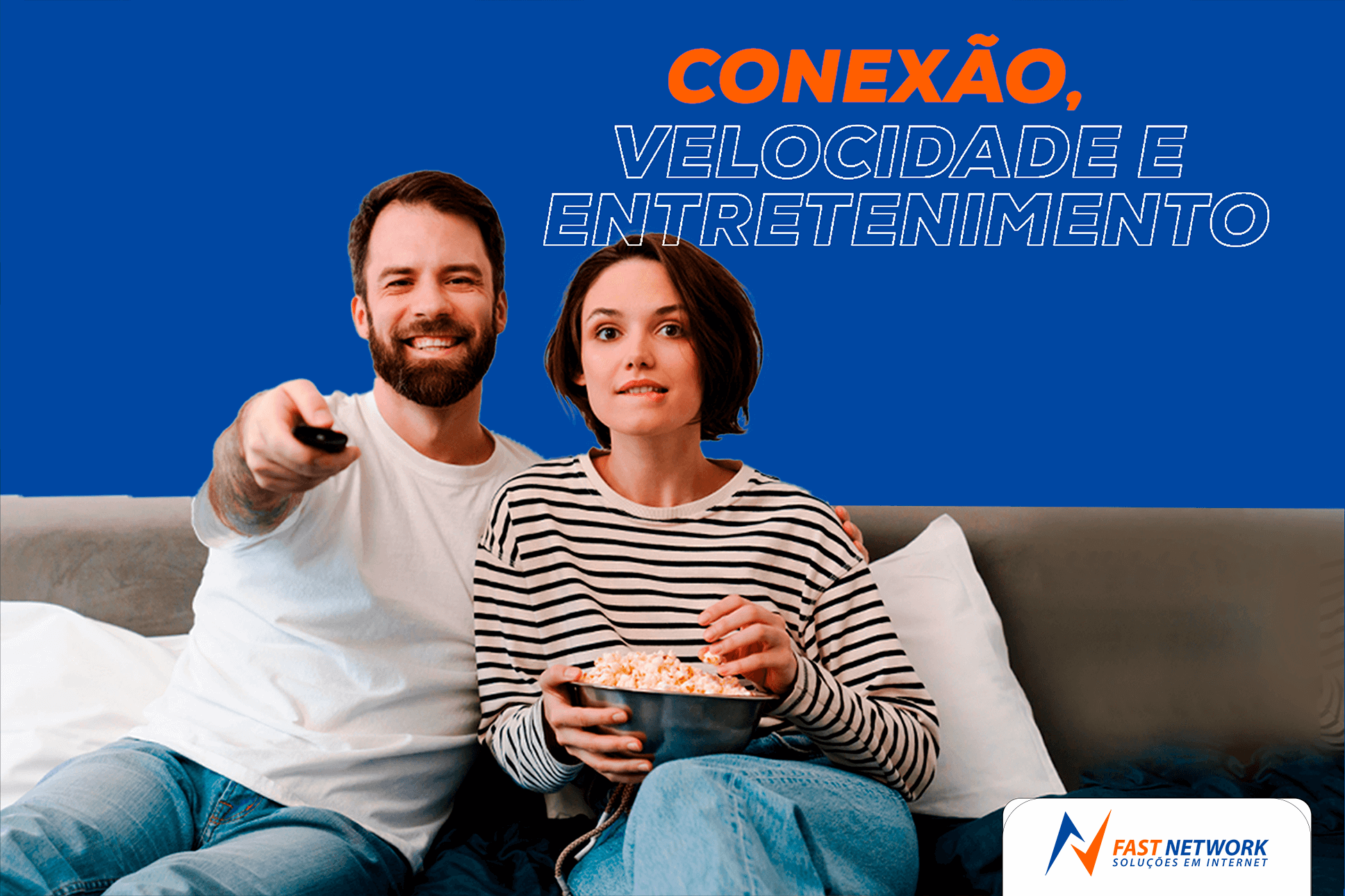 casal conectado em TV através da internet banda larga da fastnetwork