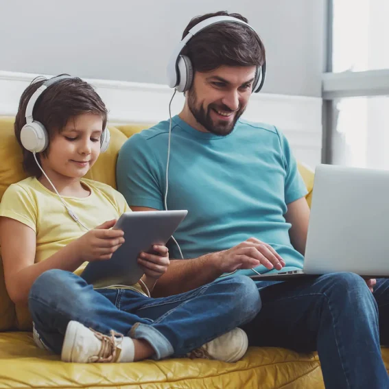 pai e filha navegando na internet banda larga da fastnetwork